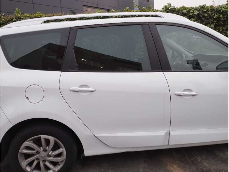 Recambio de puerta trasera derecha para renault scenic iii 1.2 tce referencia OEM IAM   