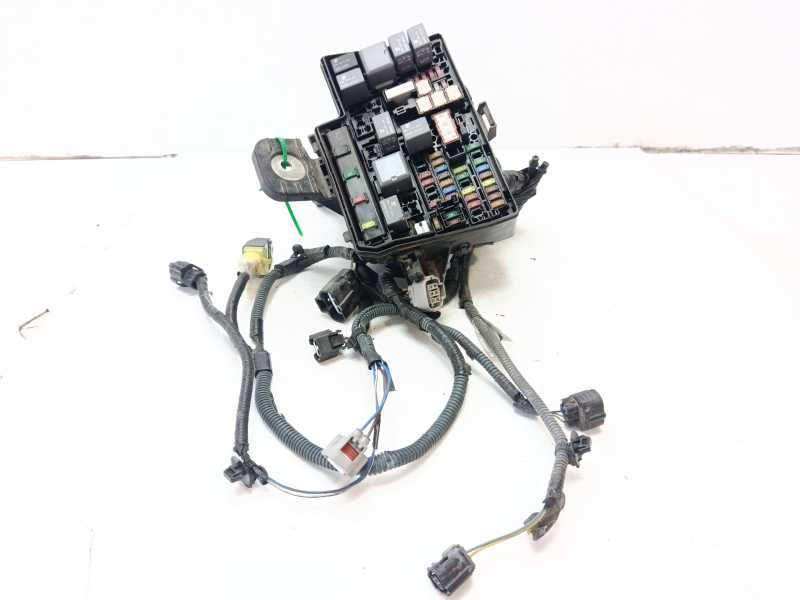 Recambio de caja reles / fusibles para toyota yaris hsd active referencia OEM IAM 821150DQ20  821150DQ20B