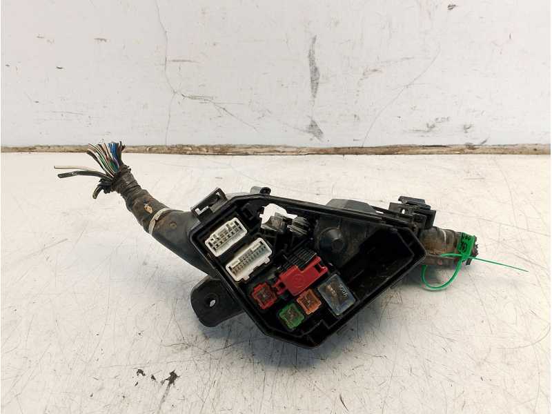 Recambio de caja reles / fusibles para toyota yaris hsd active referencia OEM IAM 8274152100  
