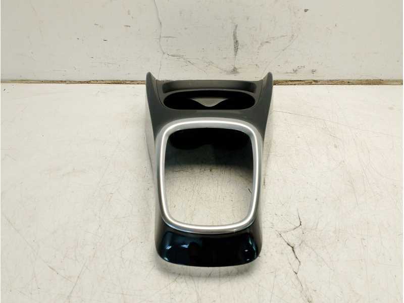 Recambio de moldura para toyota yaris hsd active referencia OEM IAM 588210D070B0  