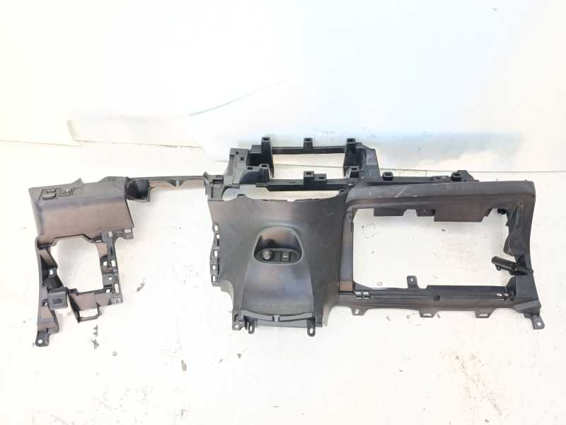 Recambio de salpicadero para toyota yaris hsd active referencia OEM IAM 553020D180C1  553030D150