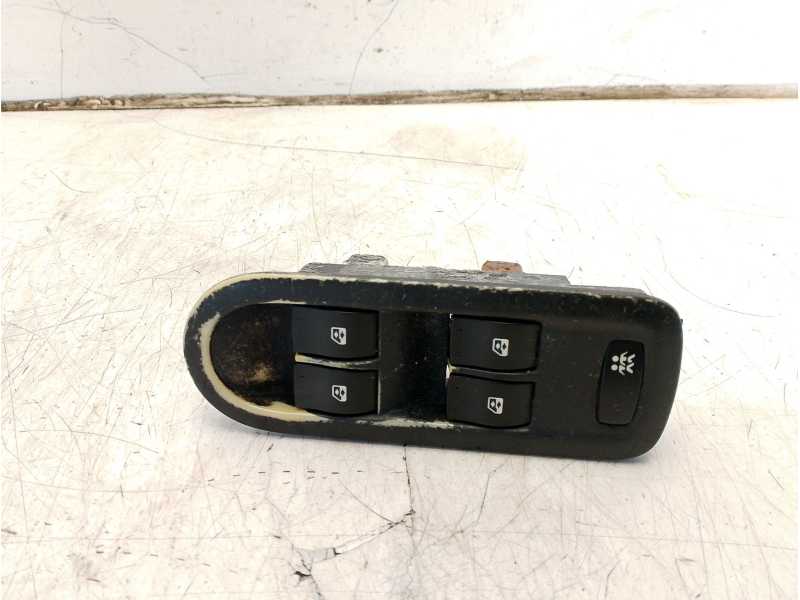 Recambio de mando elevalunas delantero izquierdo para renault megane ii berlina 3p referencia OEM IAM 156018070  