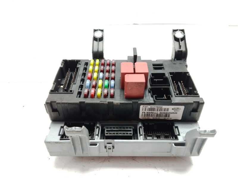 Recambio de caja fusibles delantera para fiat linea (323_, 110_) 1.3 d multijet (323axb11, 323axb1a) referencia OEM IAM 51930541