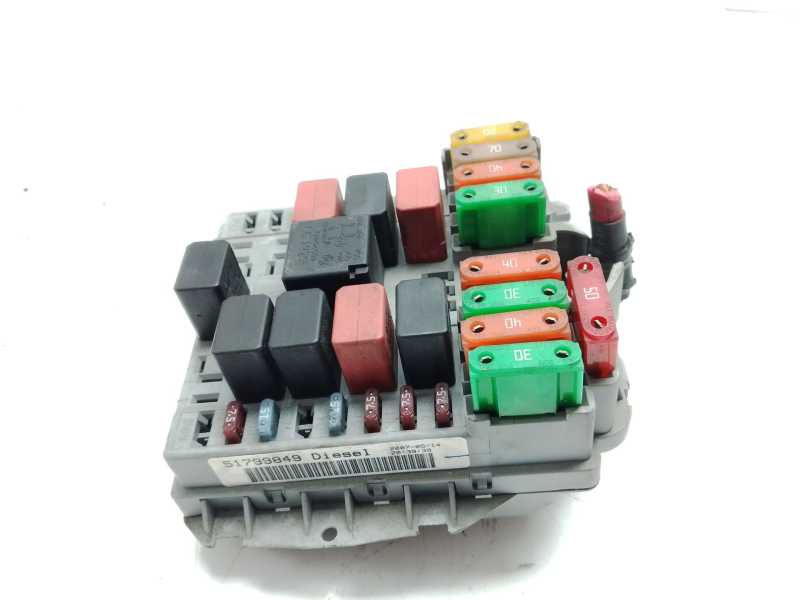 Recambio de caja reles / fusibles para fiat linea (323_, 110_) 1.3 d multijet (323axb11, 323axb1a) referencia OEM IAM 51799849  