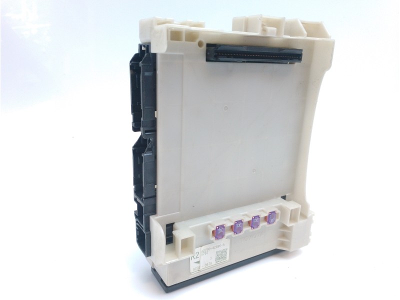 Recambio de caja reles / fusibles para toyota rav 4 referencia OEM IAM 8273042890  