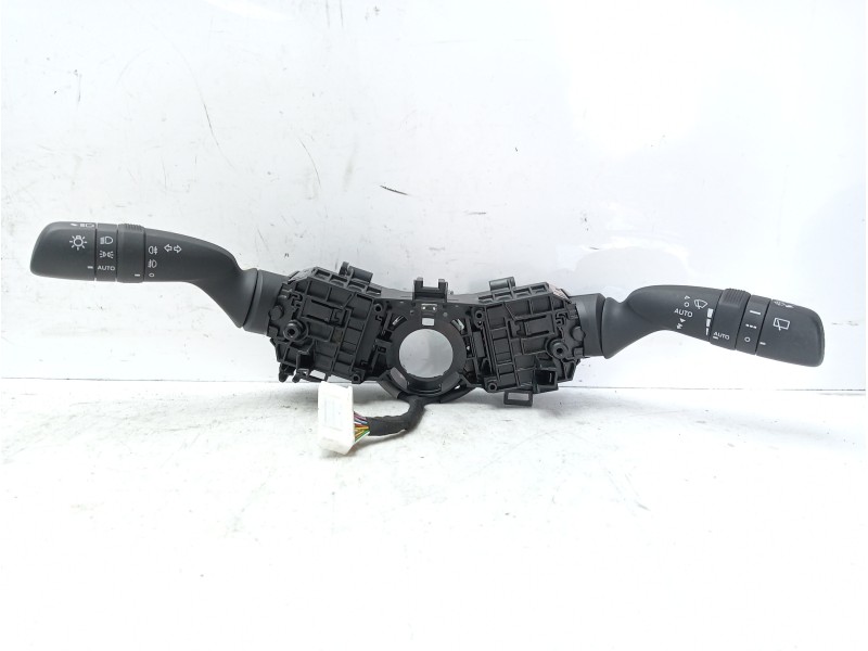 Recambio de mando volante para toyota yaris 1.5 16v cat referencia OEM IAM 8431902010  