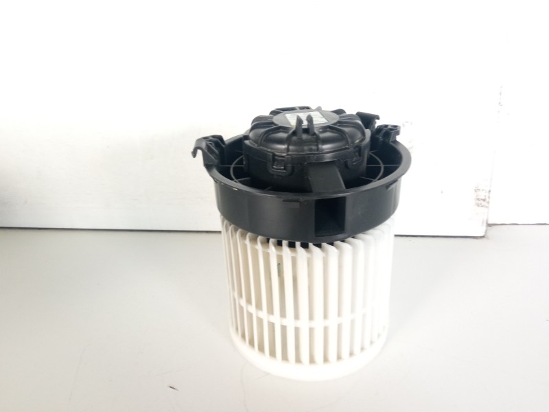 Recambio de motor calefaccion para ssangyong tivoli crystal 4x2 referencia OEM IAM 4051076  