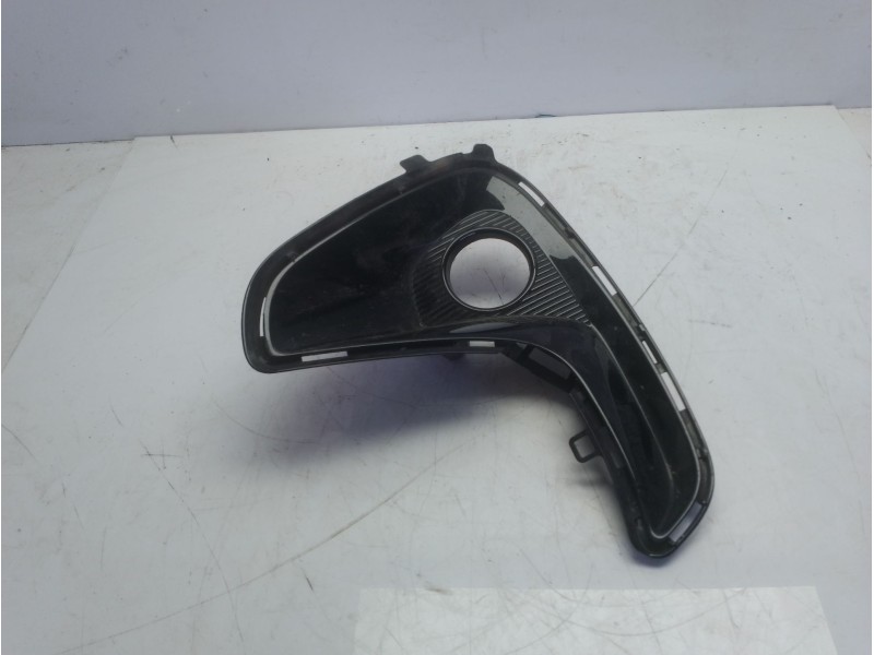 Recambio de moldura para toyota yaris active referencia OEM IAM 521120D260  