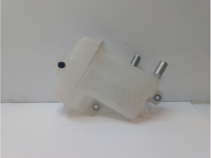 Recambio de deposito limpia para toyota rav4 referencia OEM IAM 8531542470  