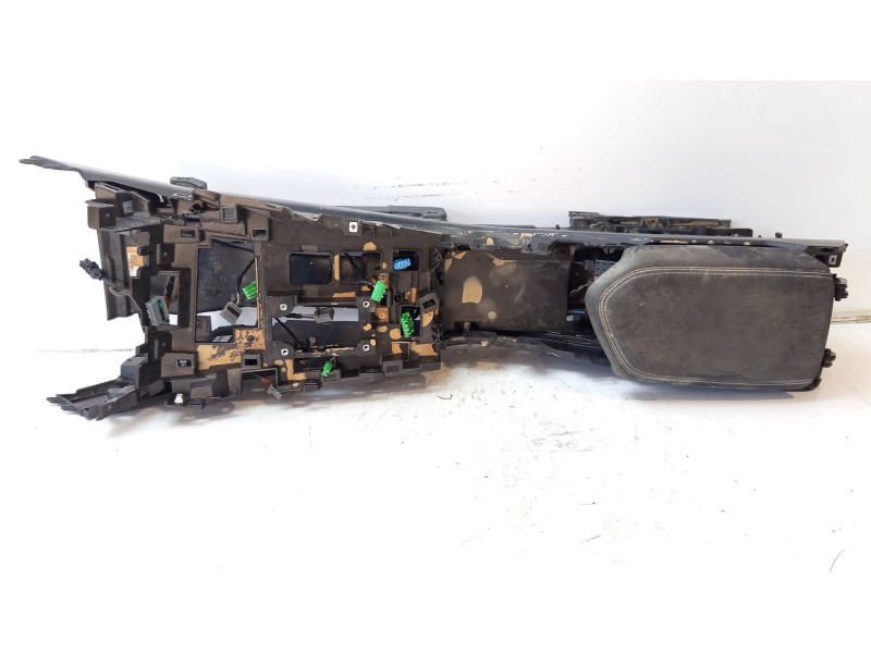 Recambio de apoyabrazos central para lynk & co 01 phev referencia OEM IAM 8890056680  8890056682