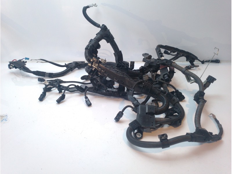 Recambio de suelo para toyota rav4 referencia OEM IAM 8212142N20  