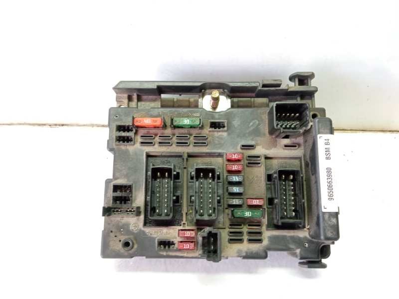 Recambio de caja reles / fusibles para peugeot 206 berlina e-music referencia OEM IAM 9650663980 34871048 