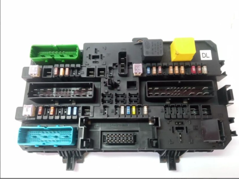 Recambio de caja reles / fusibles para opel astra h berlina cosmo referencia OEM IAM 13180775 5DK00866951 