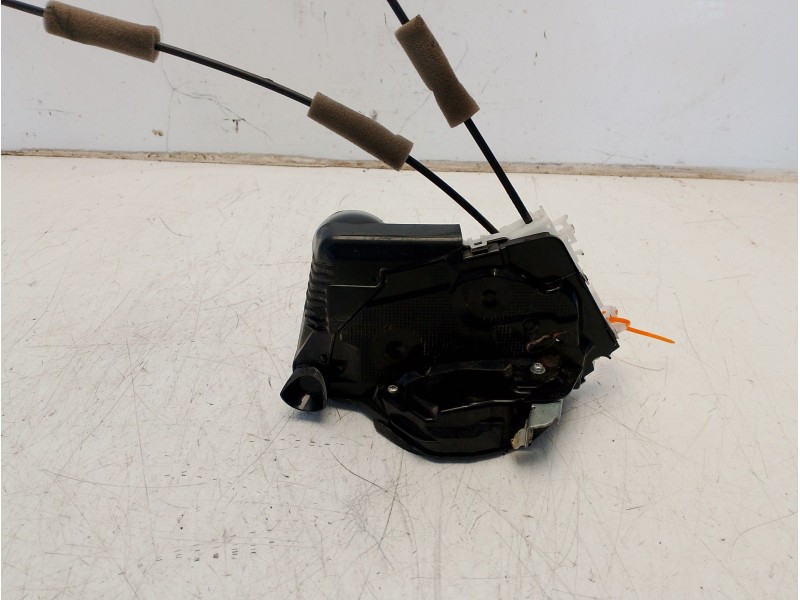 Recambio de cerradura puerta delantera derecha para toyota yaris referencia OEM IAM 69030K0040  