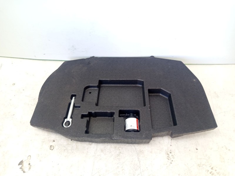 Recambio de bandeja piso maletero para toyota c-hr referencia OEM IAM 64777F4070  
