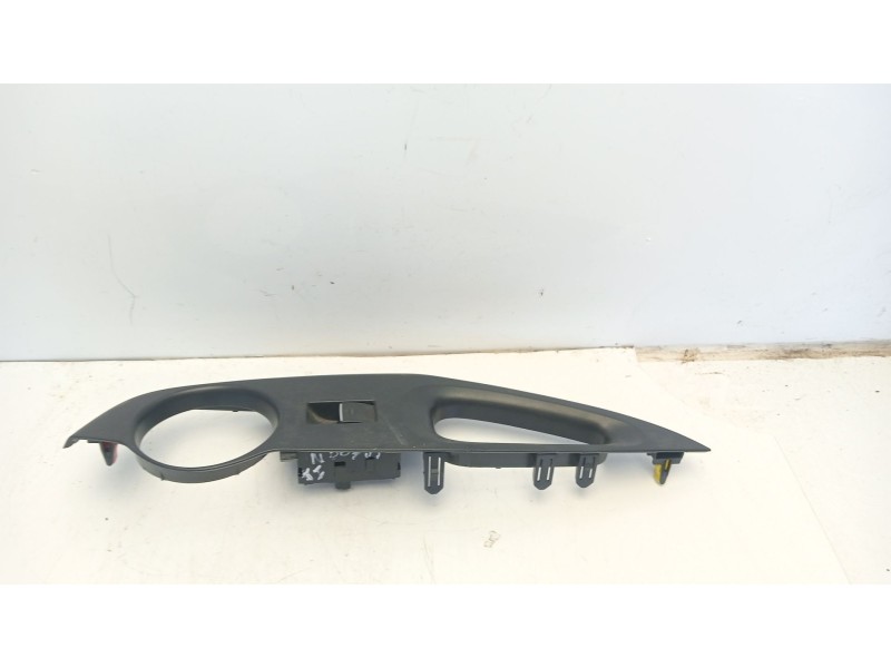 Recambio de mando elevalunas trasero izquierdo para toyota corolla (e21) referencia OEM IAM 7427202780  