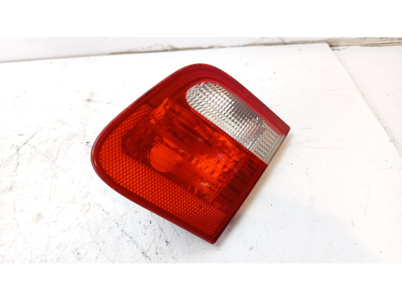 Recambio de piloto trasero derecho interior para bmw serie 3 berlina (e46) referencia OEM IAM 63218364924  